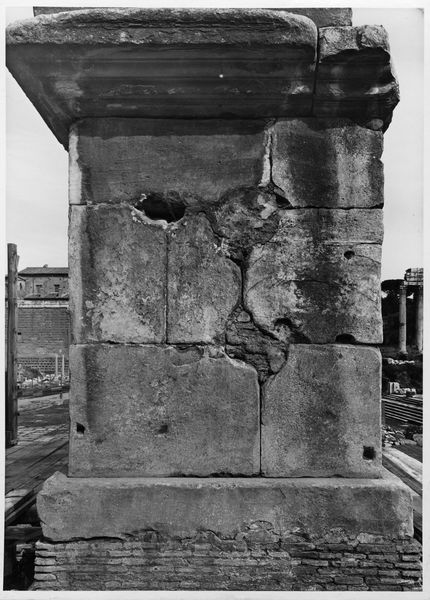 012747 - monumento - Foro Romano, Colonna di Foca, particolare del basamento dal lato verso il Campidoglio; neg. serie F n. 1281, Inv. n. 4470