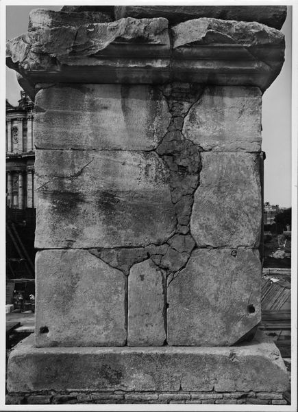 012748 - monumento - Foro Romano, Colonna di Foca, particolare del basamento dal lato verso la Basilica Giulia; neg. serie F n. 1280, Inv. n. 4469