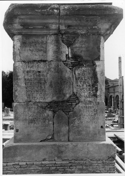 012750 - monumento - Foro Romano, Colonna di Foca, l'iscrizione sul basamento; neg. serie F, n. 1278. Inv. n. 4467