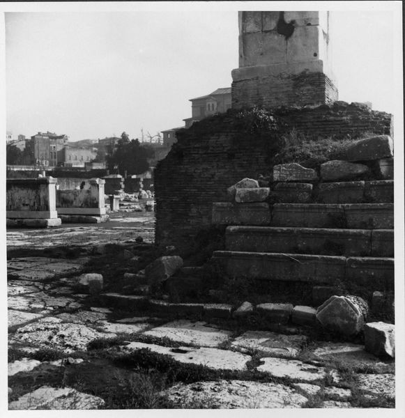 012758 - monumento - Foro Romano, Colonna di Foca, particolare della cortina della gradinata addossata al basamento; senza negativo, dono Boethius