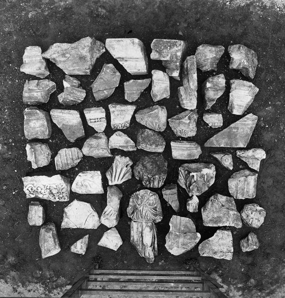 012761 - monumento - Foro Romano, Colonna di Foca, gruppo di frammenti architettonici rinvenuti nel tagliare la gradinata addossata al basamento della colonna; neg. serie C, n. 234. Inv. n. 3422