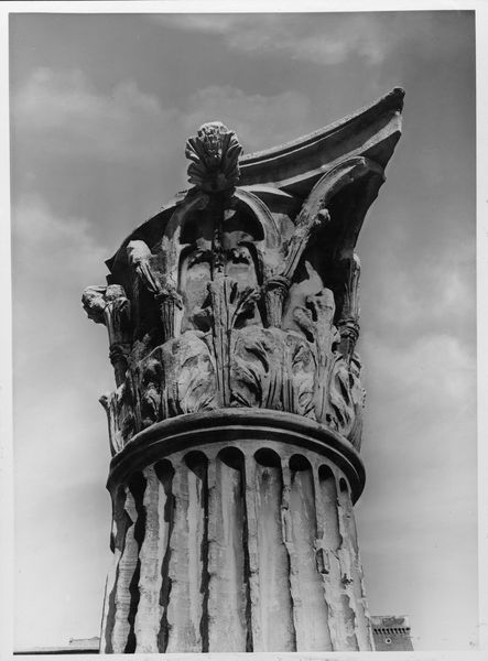 012765 - monumento - Foro Romano, Colonna di Foca, il capitello; neg. serie F, n. 1284. Inv. n. 4473