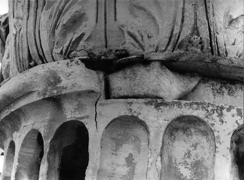 012787 - monumento - Foro Romano, Colonna di Foca, lo stato di conservazione prima dell'intervento del 1982, particolare del capitello; FILM 996