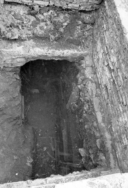 011481 - monumento - Cloaca Massima, braccio sotto la Basilica Emilia, tratto sotto la gradinata, lato occidentale; FILM 1504, Leica n. 13. Inv. n. 7655