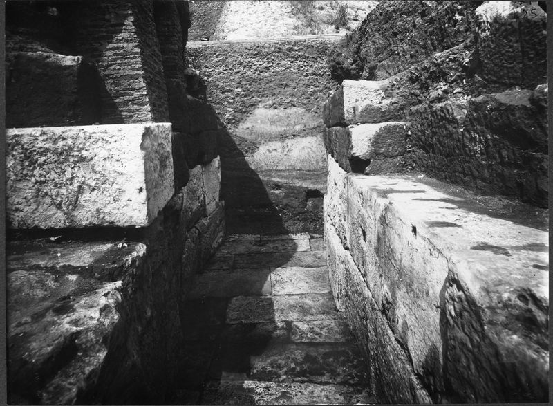 012717 - scavo archeologico - Foro Romano, Cloaca Massima, il braccio sotto la Basilica Emilia, un particolare del tratto meridionale; neg. serie E, n. 425. Inv. n. 1109