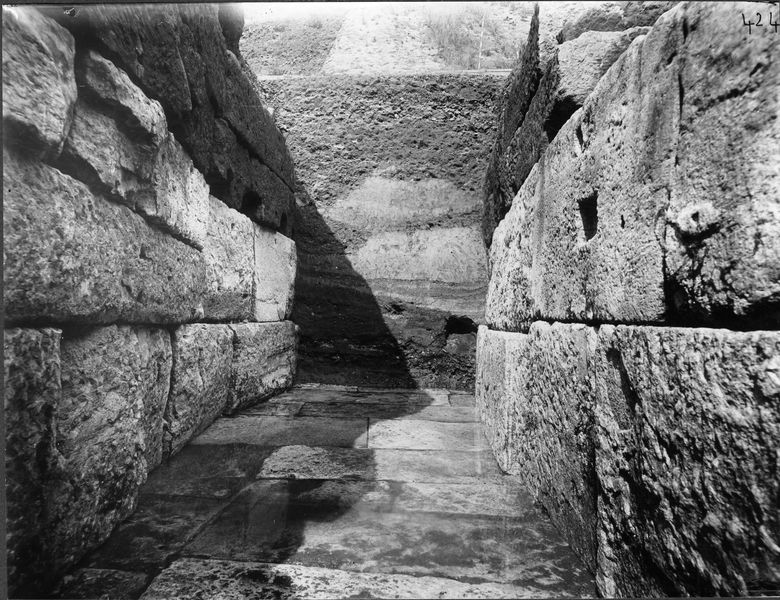 012718 - scavo archeologico - Foro Romano, Cloaca Massima, il braccio sotto la Basilica Emilia, un particolare del tratto meridionale; neg. serie E, n. 424, FILM 1493. Inv. n. 1109