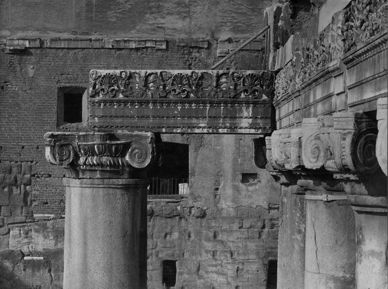 018140 - monumento - Foro Romano, Tempio di Saturno, latrabeazione del pronao (foto Ciacchi); neg. serie E, n. 1881. Inv. n. 2598