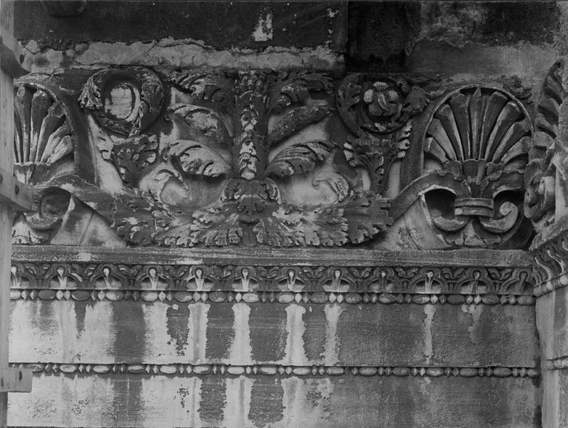018142 - monumento - Foro Romano, Tempio di Saturno, la trabeazione del pronao, fregio (foto Ciacchi); neg. serie E, n. 1882. Inv. n. 2599