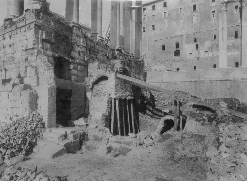 017062 - monumento - Foro Romano, Tempio di Saturno, basamento, il fronte sul Clivo Palatino; neg. serie E, n. 155, 1930, serie F, n. 2830. Inv. n. 841 - 5118