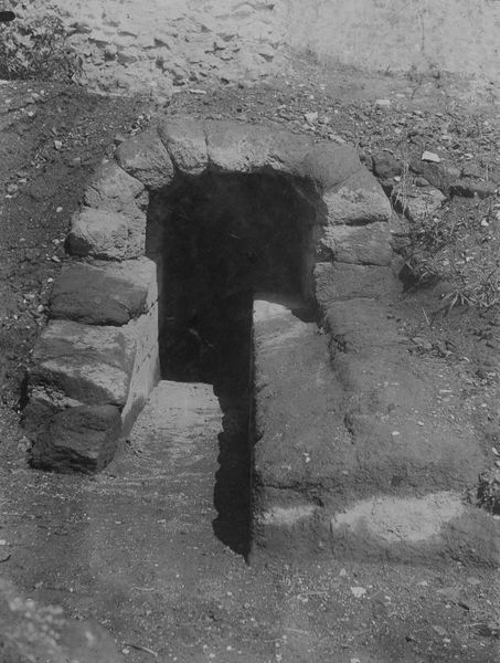 017066 - monumento - Foro Romano, Tempio di Saturno, cloaca sotto la gradinata; neg. serie F, n. 163. Inv. n. 3351