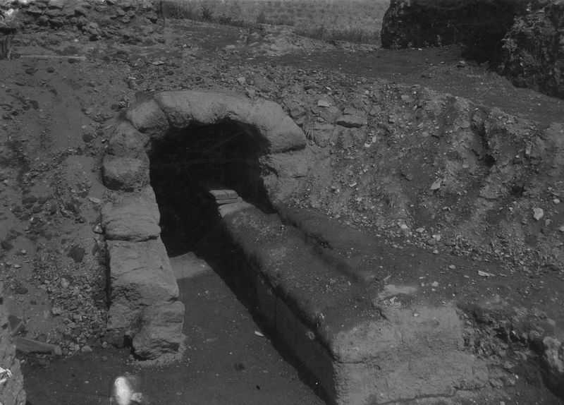 017069 - monumento - Foro Romano, Tempio di Saturno, cloaca sotto la gradinata; senza negativo