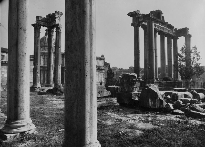 020028 - monumento - Foro Romano, Tempio di Saturno con Tempio di Vespasiano, veduta dal Portico dei Consenti; ottobre 1929 (foto Chaufferier)