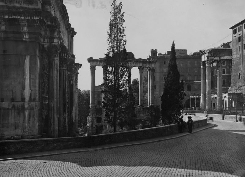 020029 - monumento - Foro Romano, Tempio di Saturno con Arco di Settimio Severo, veduta dal Clivo Palatino; FILM n. 1297