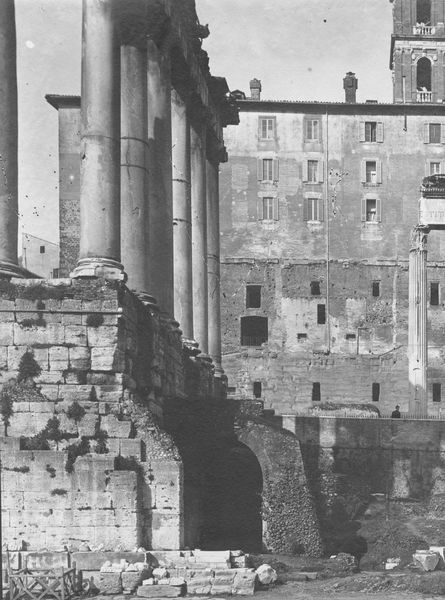 020037 - monumento - Foro Romano, Tempio di Saturno, l'angolo nord orientale del basamento con la porta d'accesso all'erario; senza negativo