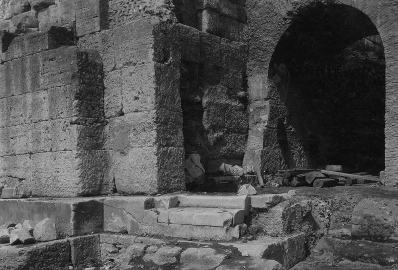 020038 - monumento - Foro Romano, Tempio di Saturno, angolo nord orientale, la scala e la porta d'accesso all'Erario; senza negativo