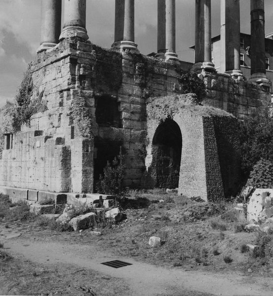 020042 - monumento - Foro Romano, Tempio di Saturno, l'angolo nord orientale del basamento con la porta d'accesso all'erario; foto Dr. Nash
