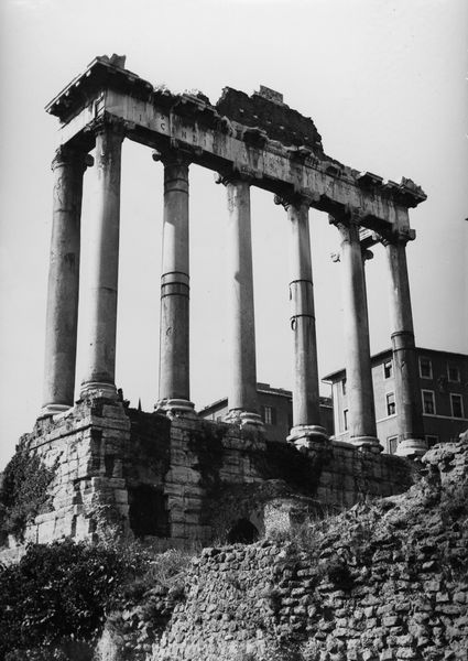020043 - monumento - Foro Romano, Tempio di Saturno, veduta dal Foro Romano; neg. serie 9x12, n. 742