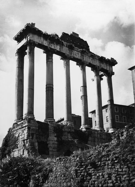 020044 - monumento - Foro Romano, Tempio di Saturno, veduta dal Foro Romano; neg. serie 9x12, n. 315-317