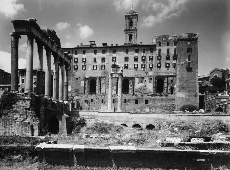 020045 - monumento - Foro Romano, Tempio di Saturno, veduta dal Foro Romano, con il Tempio di Vespasiano (foto Gab. Fot. Naz.); neg. serie D, n. 6137 - neg. serie 6x6, n. 16039