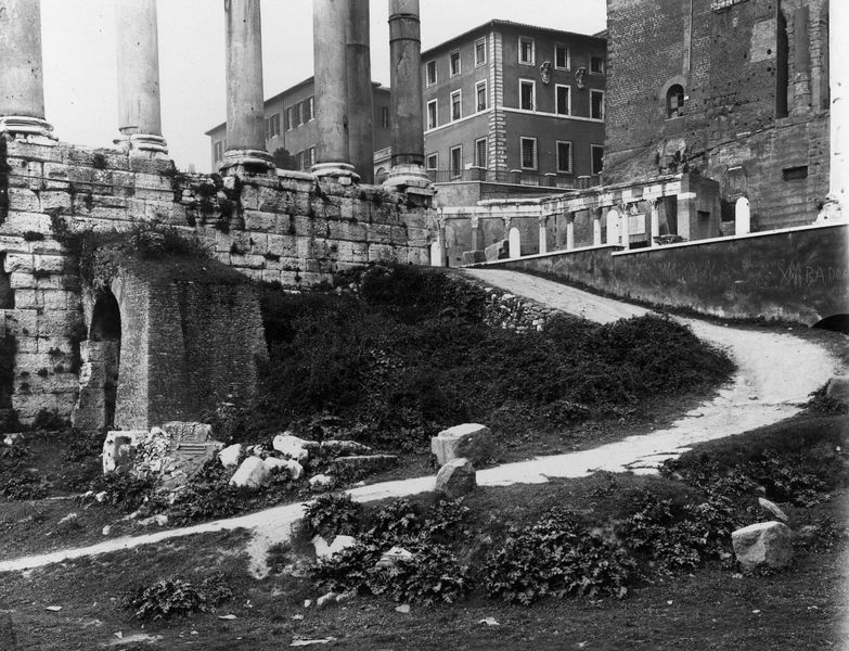 020046 - monumento - Foro Romano, Tempio di Saturno, basamento, il fronte anteriore con il primo tratto del Clivo Palatino; neg. serie E, n. 1884