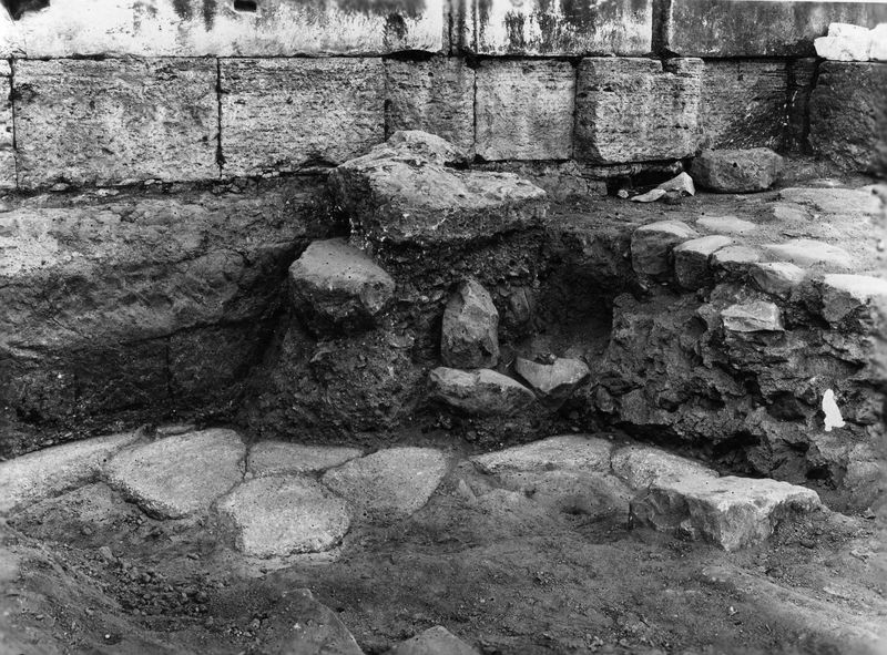 020047 - monumento - Foro Romano, Tempio di Saturno, particolare del basamento sul Vicus Iugarius; neg. serie E, n. 2326. Inv. n. 3043