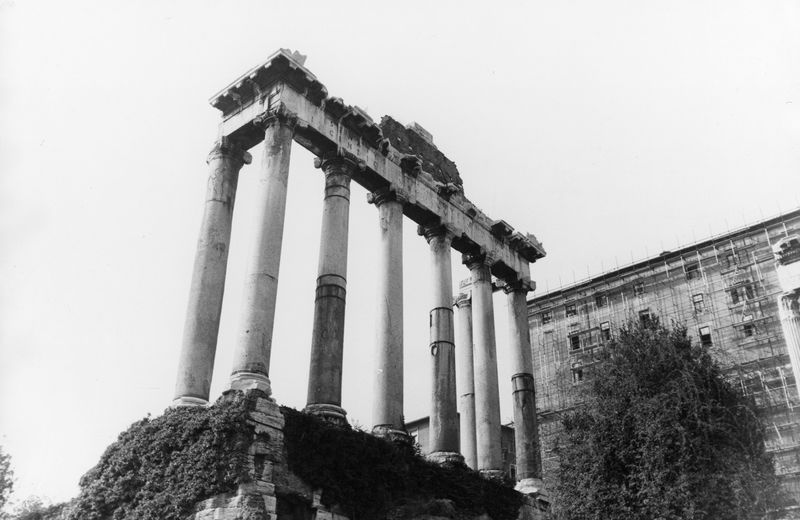 020048 - monumento - Foro Romano, Tempio di Saturno, veduta dal Foro Romano (Progr. Trien. '78-'80); senza negativo