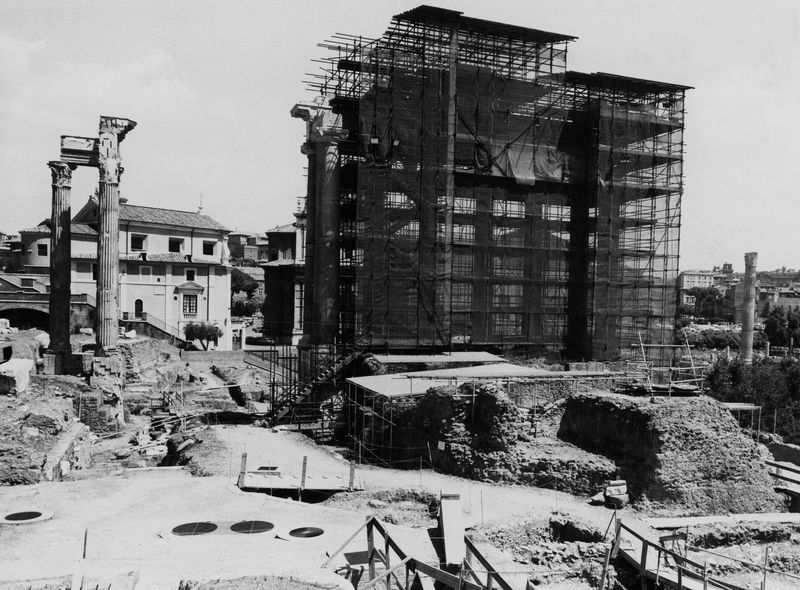020051 - restauro - Foro Romano, veduta del Tempio di Saturno, dal Tabularium, durante i restauri del 1992; senza negativo 