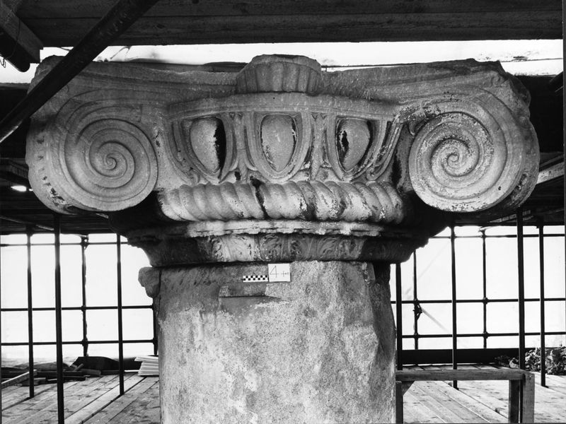 018156 - restauro - Foro Romano, Tempio di Saturno, pulitura dei capitelli (1981-82); neg. serie 6x6, n. 6448