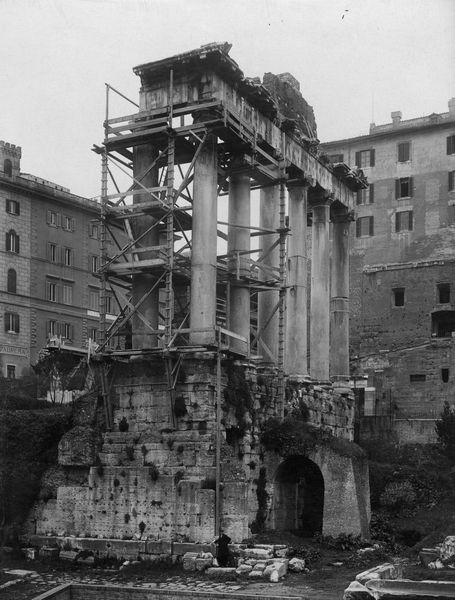020030 - restauro - Foro Romano, Tempio di Saturno, restauro del pronao (1930); neg. serie E, n. 1883
