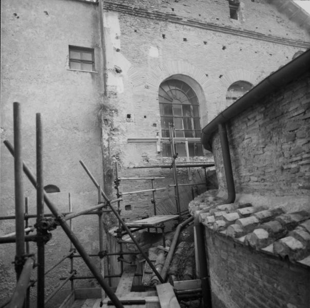 018124 - restauro - Foro Romano, Tempio di Saturno, eliminazione dei presidi di sostegno di ferro e perforazione dei blocchi della cornice (1981-82); senza negativo