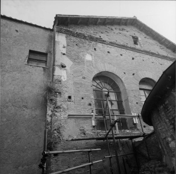 018125 - restauro - Foro Romano, Tempio di Saturno, eliminazione dei presidi di sostegno di ferro e perforazione dei blocchi della cornice (1981-82); senza negativo