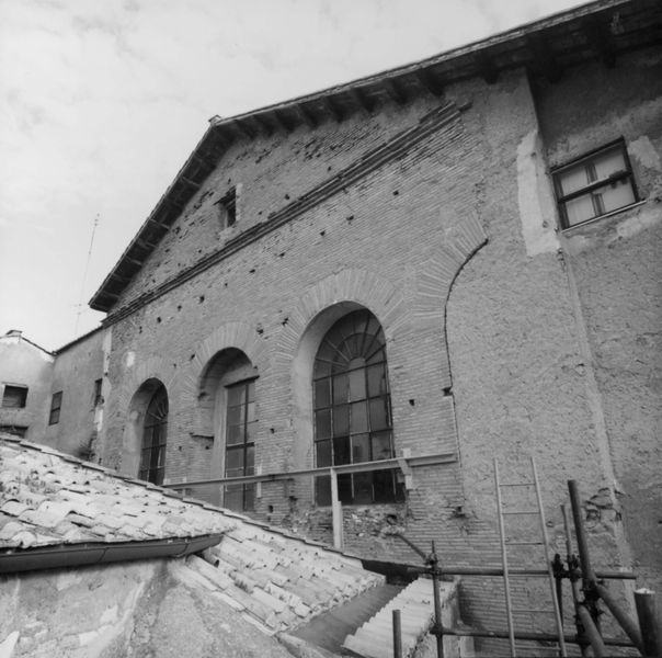 018126 - restauro - Foro Romano, Tempio di Saturno, eliminazione dei presidi di sostegno di ferro e perforazione dei blocchi della cornice (1981-82); senza negativo