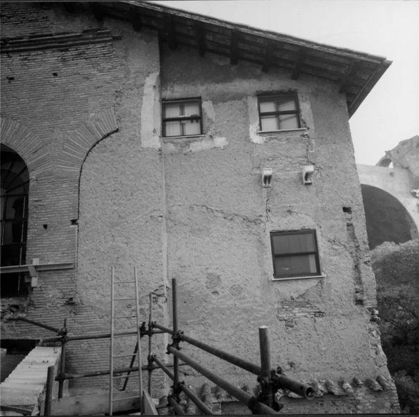 018127 - restauro - Foro Romano, Tempio di Saturno, eliminazione dei presidi di sostegno di ferro e perforazione dei blocchi della cornice (1981-82); senza negativo