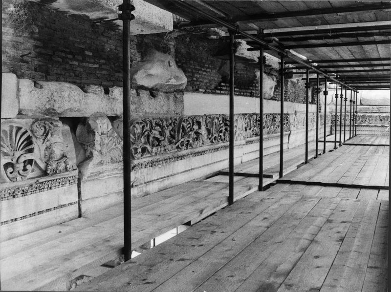 018144 - restauro - Foro Romano, Tempio di Saturno, lavori di restauro (1981); FILM 924