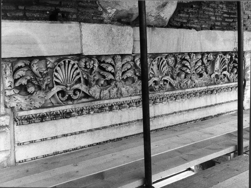 018145 - restauro - Foro Romano, Tempio di Saturno, lavori di restauro (1981); FILM 924