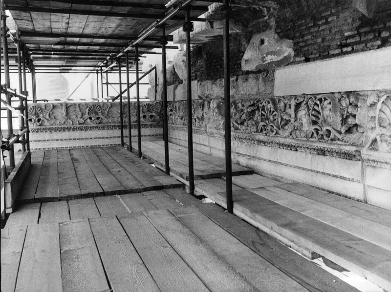 018146 - restauro - Foro Romano, Tempio di Saturno, lavori di restauro (1981); FILM 924
