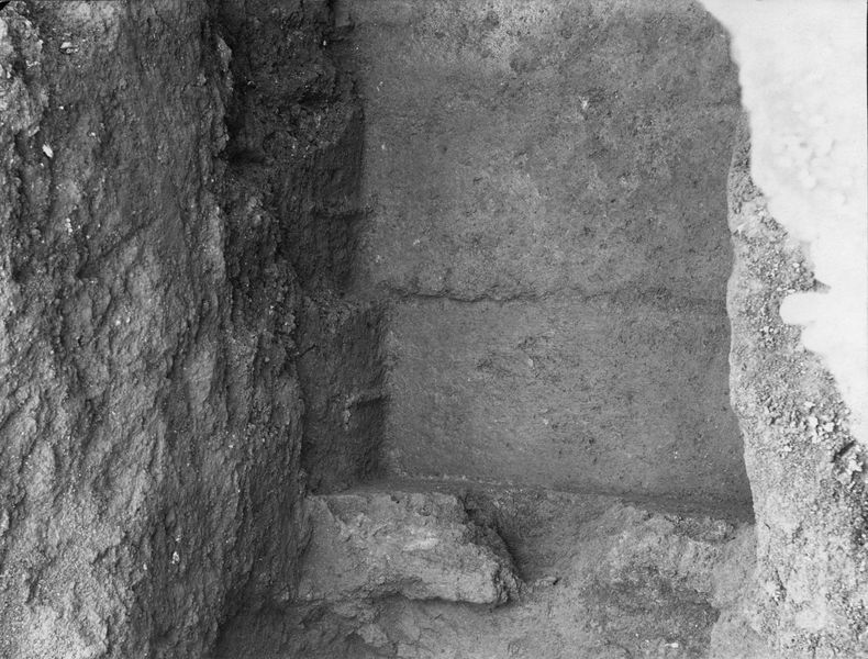017875 - monumento - Foro Romano, Tempio di Giove Statore, basamento del lato settentrionale, particolare di impronte di blocchi (Scavo Boni 10-IV-1908); senza negativo