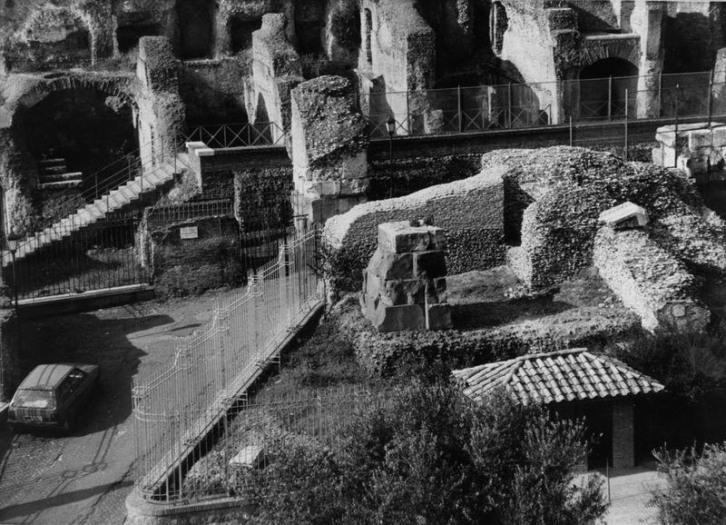 017882 - restauro - Foro Romano, cd. Tempio di Giove Statore, rialzamento del muro di fondazione (aprile 1988); senza negativo