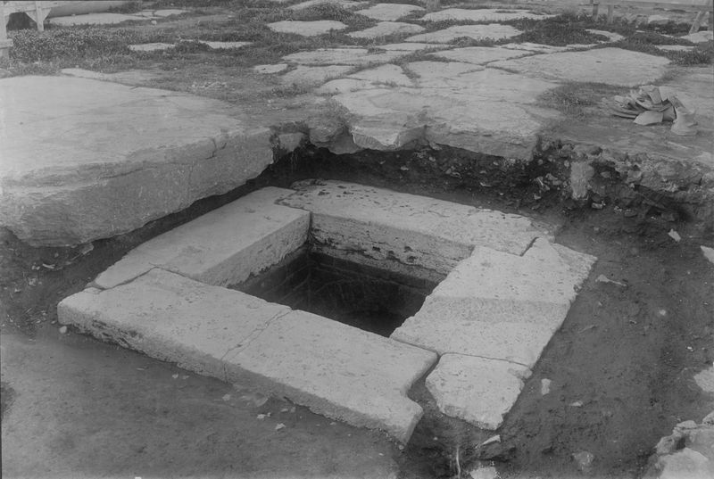 015377 - monumento - Foro Romano, Area Centrale, Gallerie Ipogee, prima galleria trasversale, boccaporto sotto il livello del lastricato imperiale della piazza; neg. serie E, n. 284 (FILM 1492). Inv. n. 970