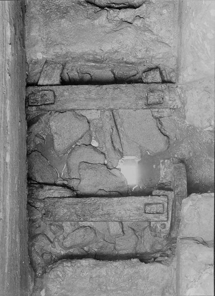 015388 - monumento - Foro Romano, Area Centrale, Gallerie Ipogee, Quarta galleria trasversale, telaio del boccaporto centrale; neg. serie F, n. 368. Inv. n. 3556