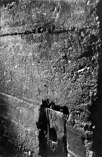 015390 - monumento - Foro Romano, Area Centrale, Gallerie Ipogee, prima galleria trasversale, tavola di legno incassata nella parete; neg. serie F, n. 336. Inv. n. 3524