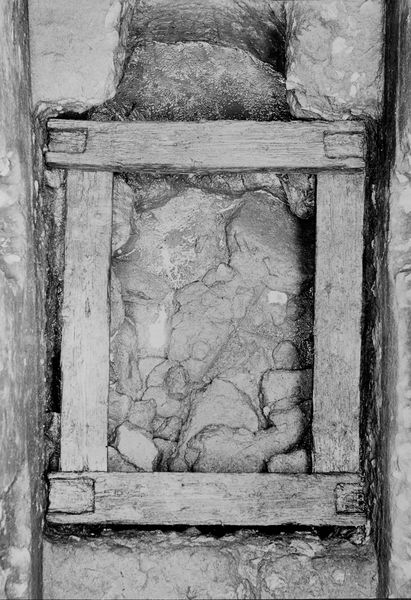 015394 - monumento - Foro Romano, Area Centrale, Gallerie Ipogee, seconda galleria trasversale, telaio ligneo del boccaporto del braccio S/O; neg. serie F, n. 371. Inv. n. 3559