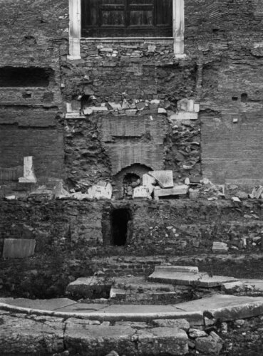  - Foro Romano. Area della Curia prospiciente il Comizio, con fondazioni del portico.