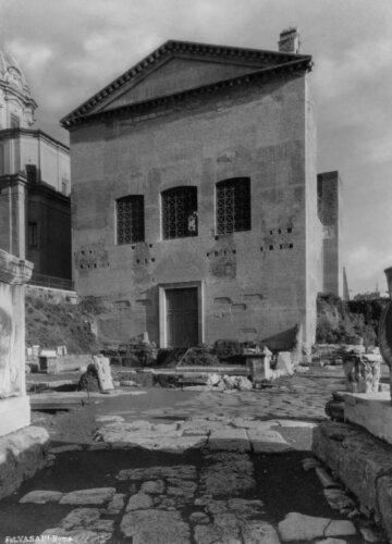  - Foro Romano. Curia, già Chiesa di Sant'Adriano.  Particolare con scala d'accesso in metallo.