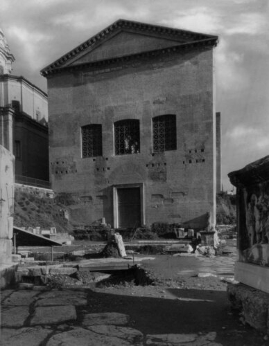  - Foro Romano. Curia, già Chiesa di Sant'Adriano. Facciata prospiciente il Comizio.