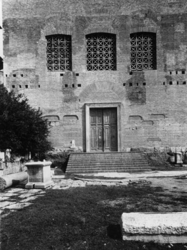  - Foro Romano. Curia. Lavori. Particolare della facciata con scalinata in laterizio