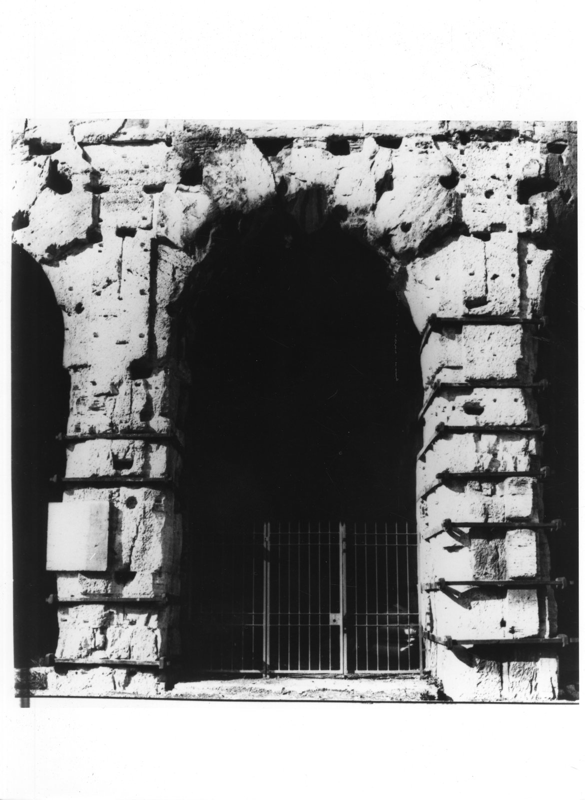Colosseo - fornice con cancello.tif