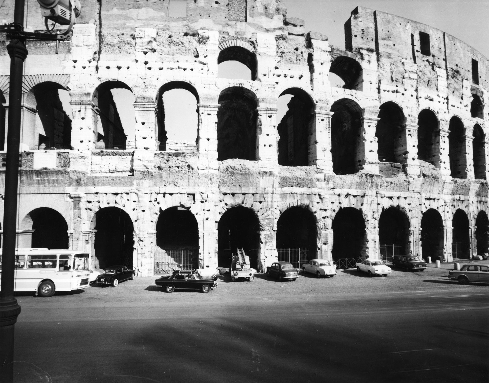Colosseo - tre ordini - con automobili (fronte).tif