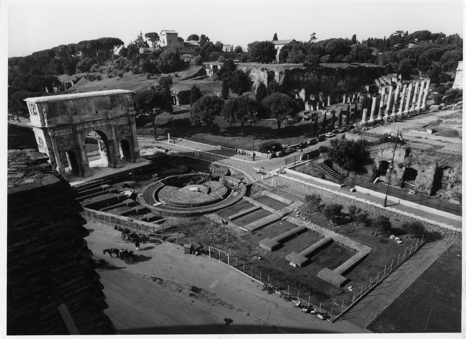 Meta Sudans - Arco di Costantino - veduta dal Colosseo.tif