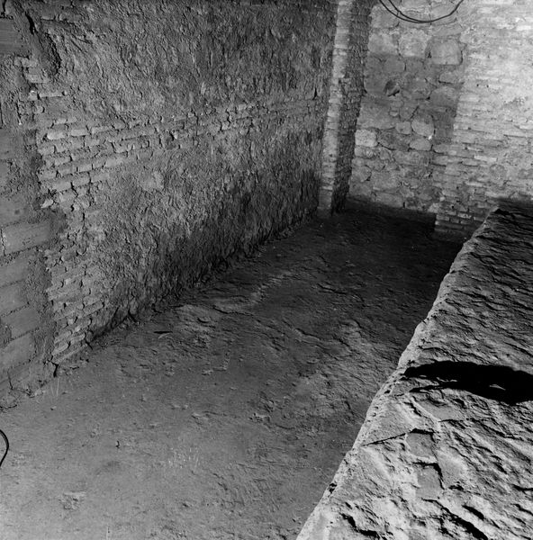 C001125 - restauro - Colosseo, versante settentrionale, summa cavea, particolare della sommitÃ  del muro dell'Attico; neg. serie I296